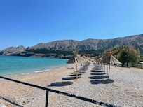 Das ist der Strand Baska 20 min von Kornic weg.
Sehr schön dort ,fahrt hin ihr wird begeistert sein.
