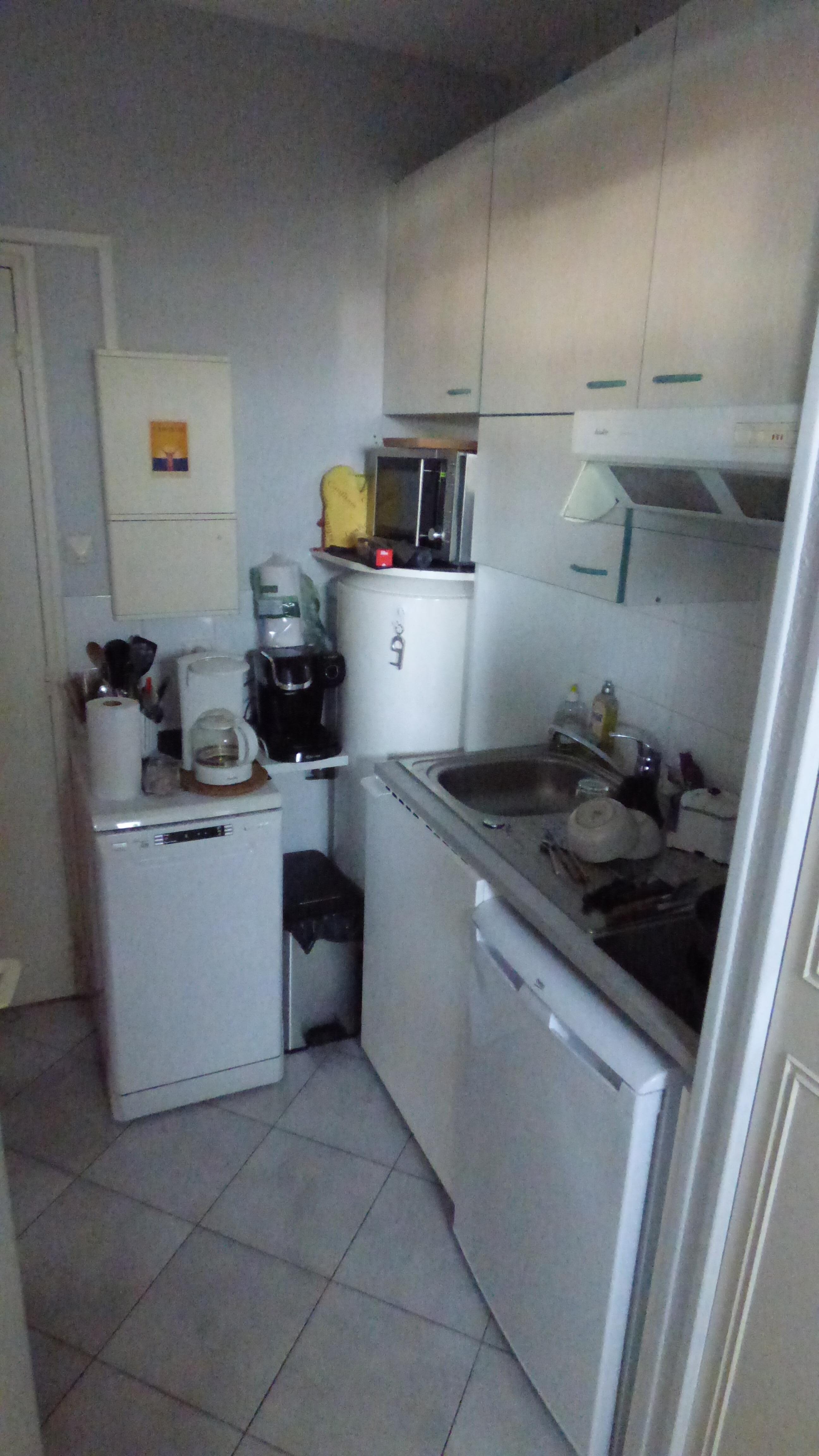 sur le mini frigo, la machine à café, le grille pain, les couverts, et
plus si affinités