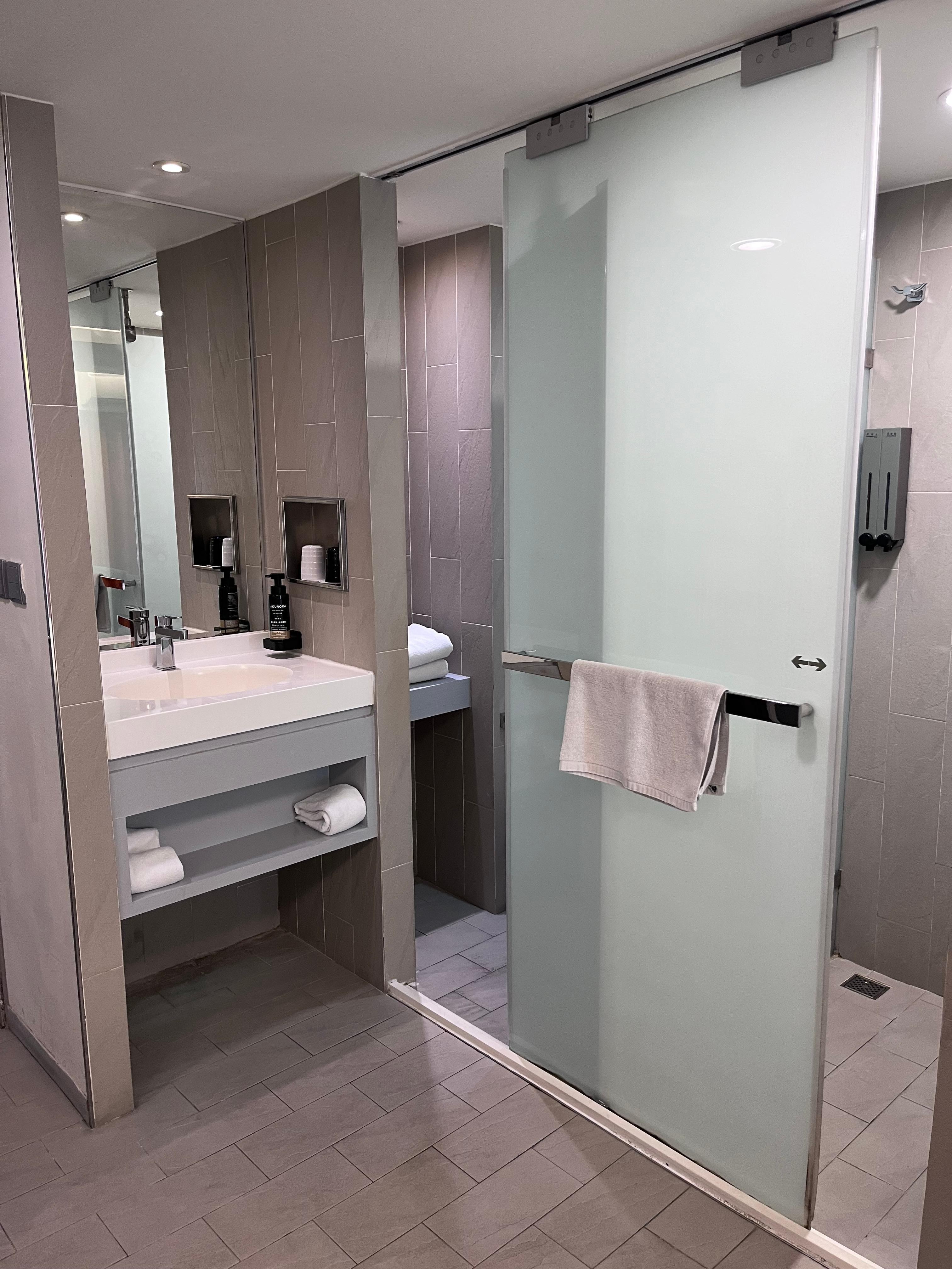 トイレとシャワーの扉は一枚でスライド式