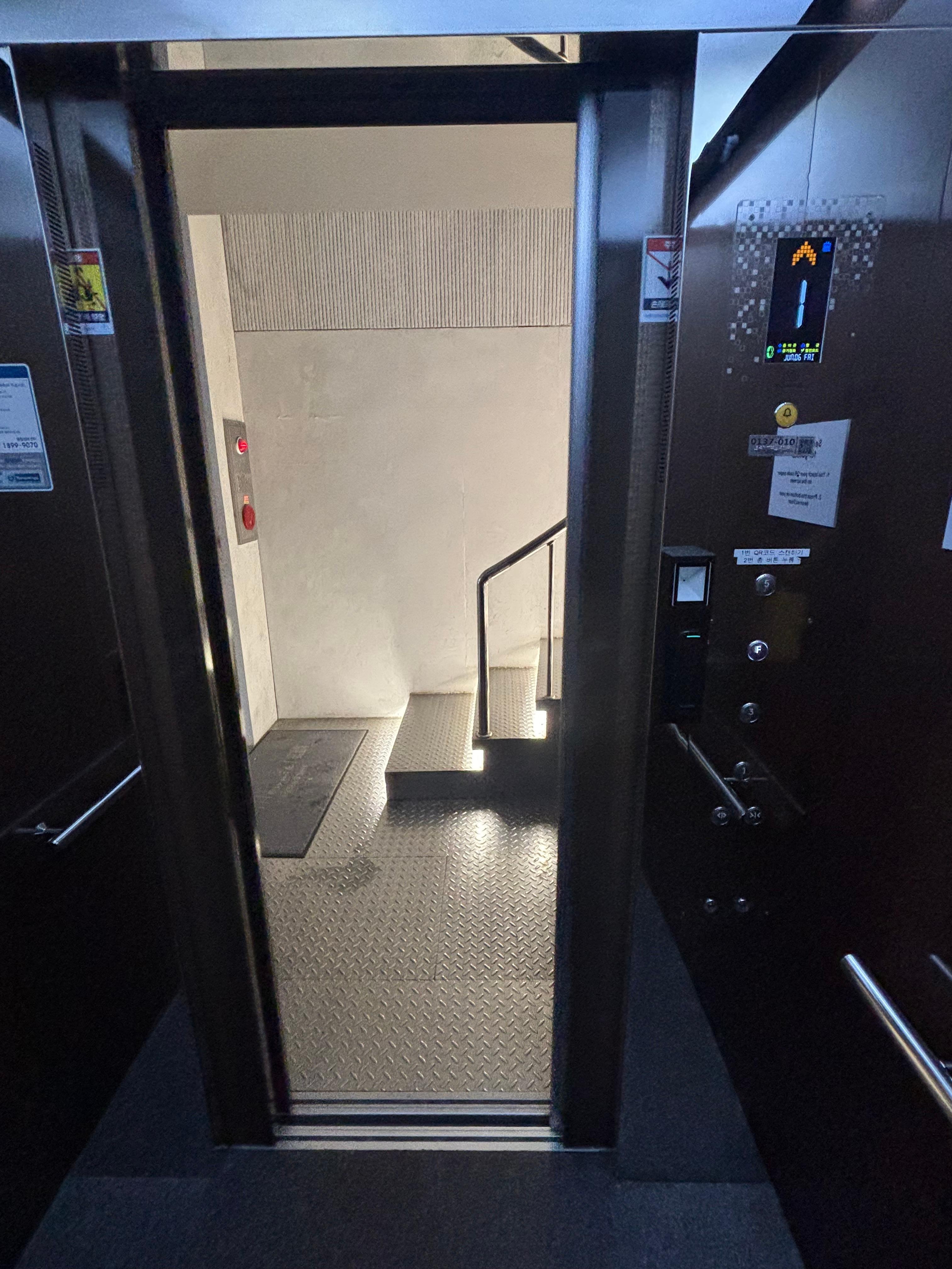 電梯內部需使用Qrcode才能上樓層