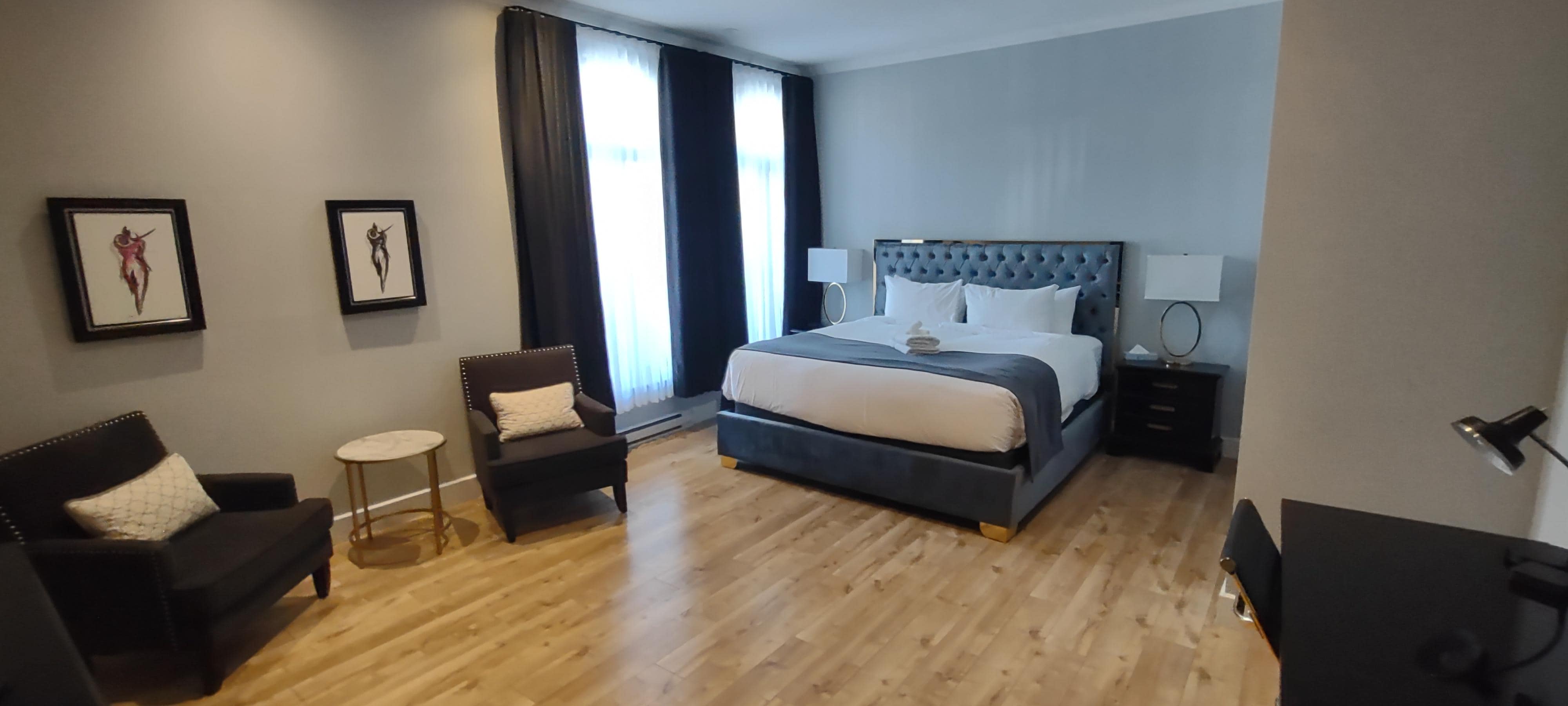 Room with king bed