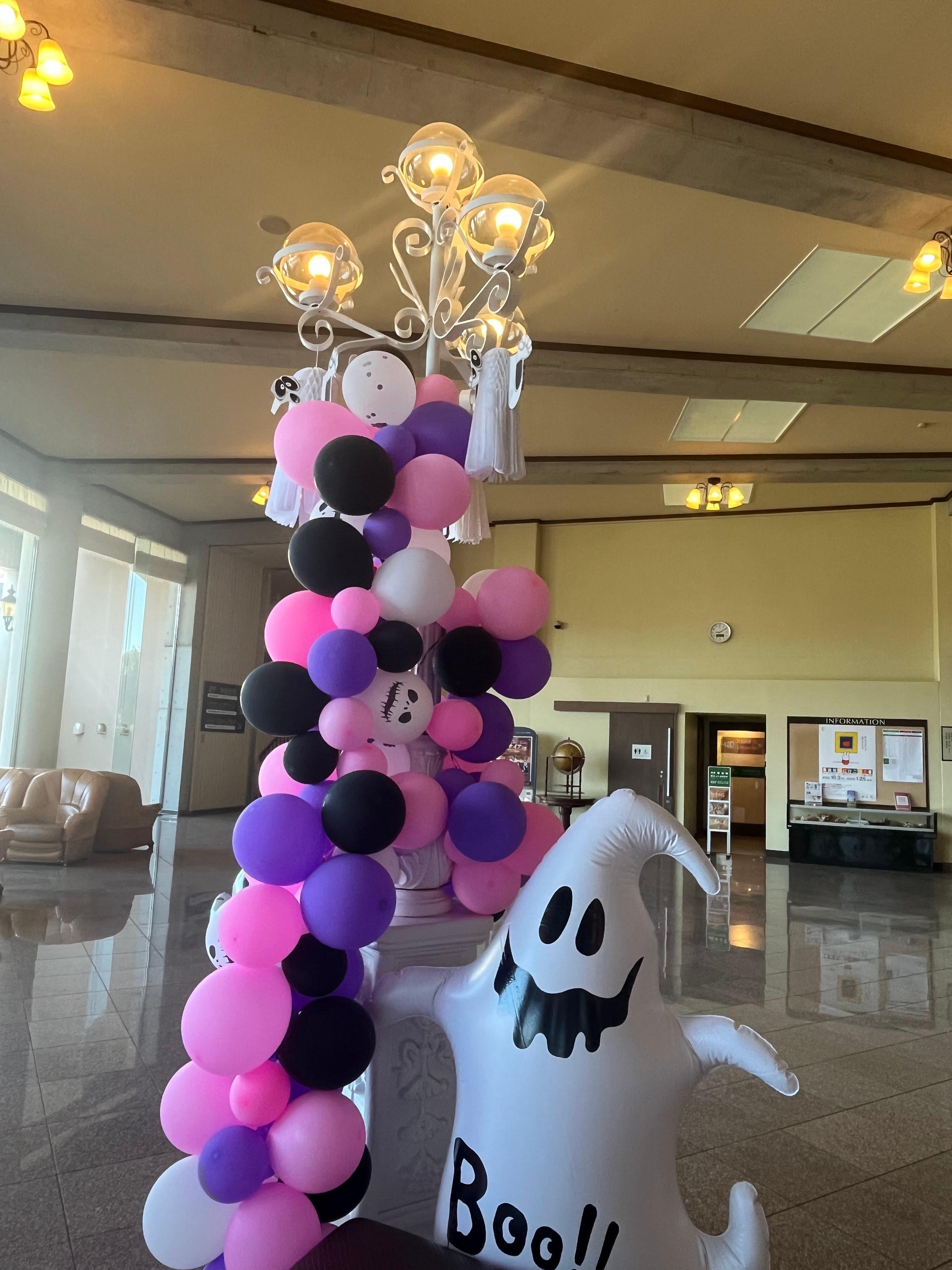 ハロウィンの飾り付けをしていました