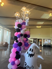 ハロウィンの飾り付けをしていました