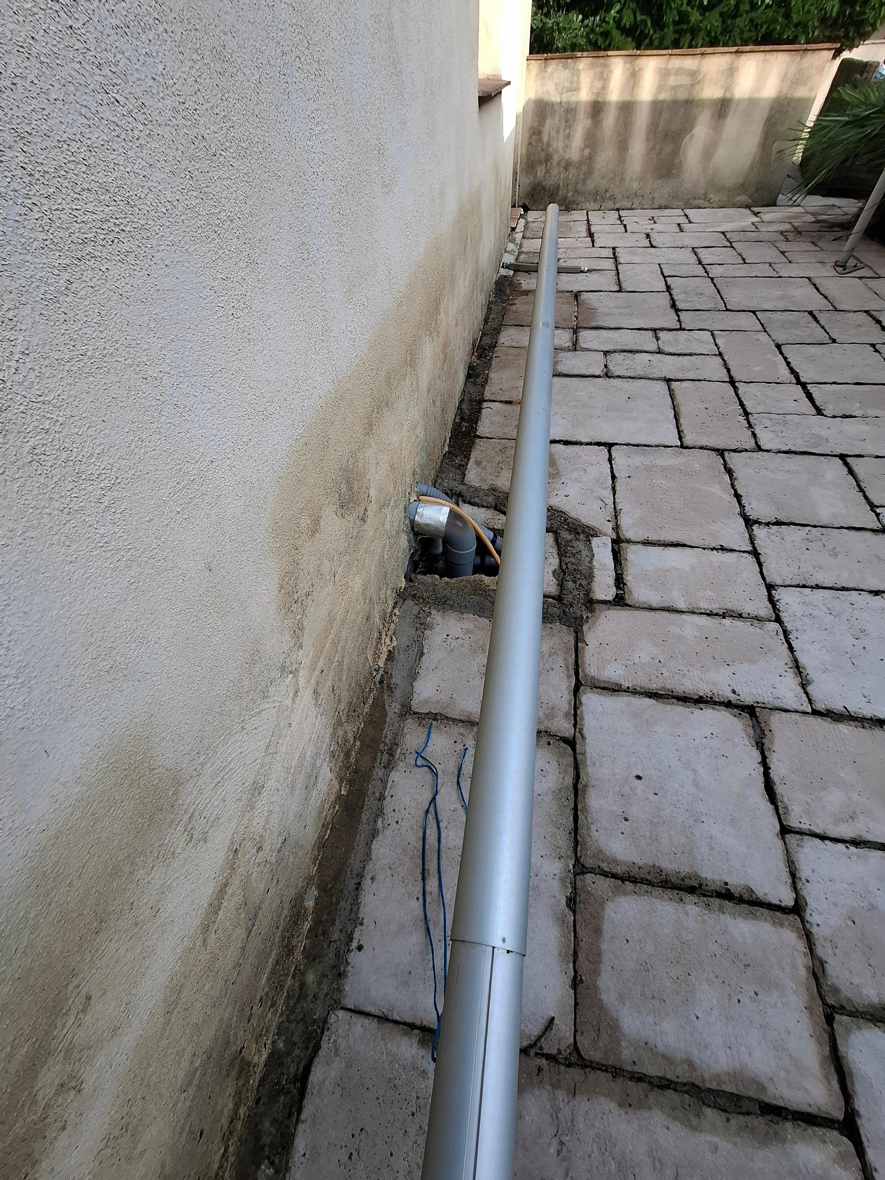 Murs sales avec cette barre de métallique non utilisé