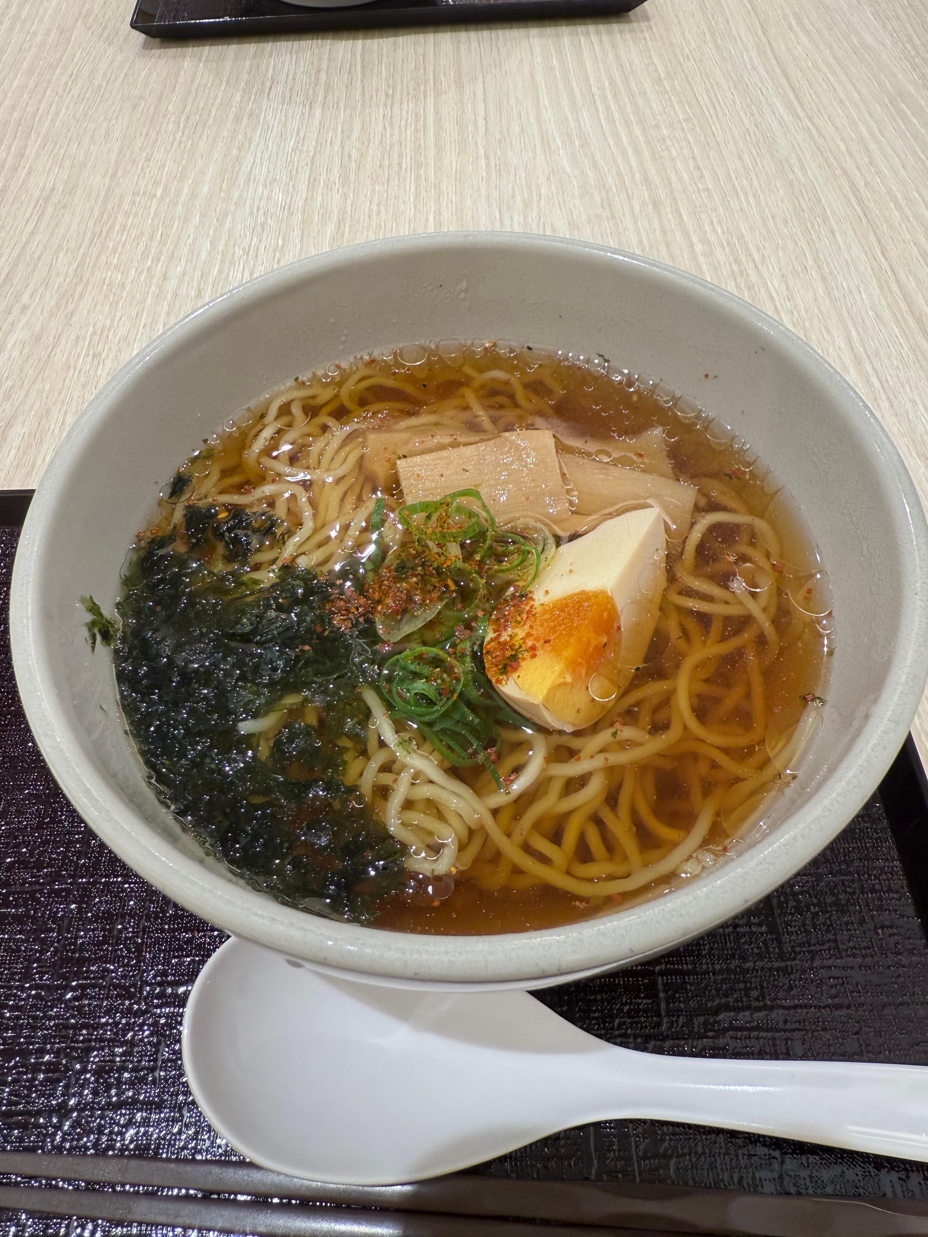 무료 야식 라면 굿. 내가 끊여먹는 건줄 알았는데 직원분이 끓여주심.