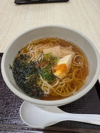 무료 야식 라면 굿. 내가 끊여먹는 건줄 알았는데 직원분이 끓여주심.