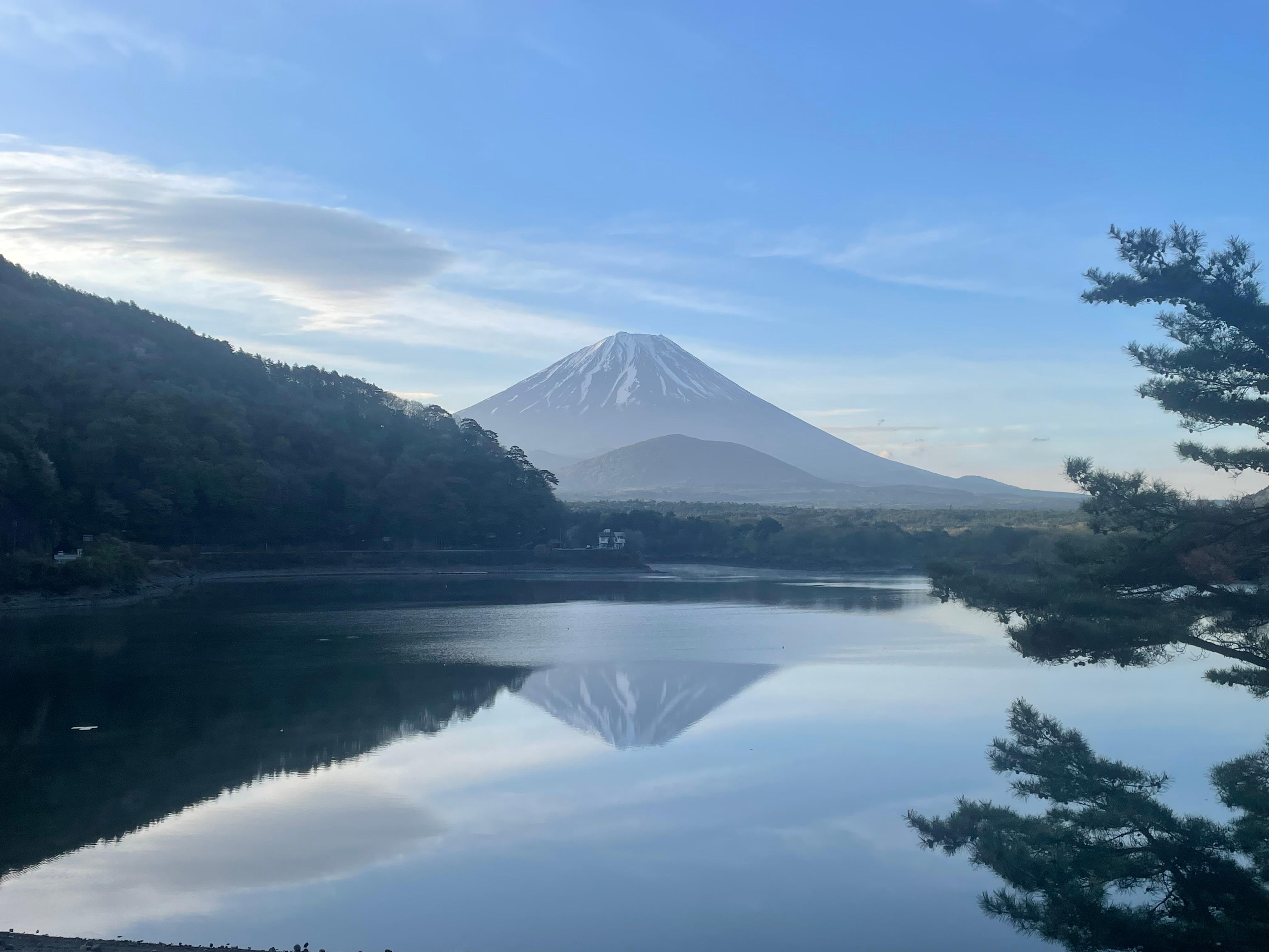部屋の窓から見える逆さ富士