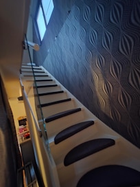 Trappa upp till sovrum och bad