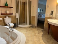 Salle de bain avec baignoire à remous