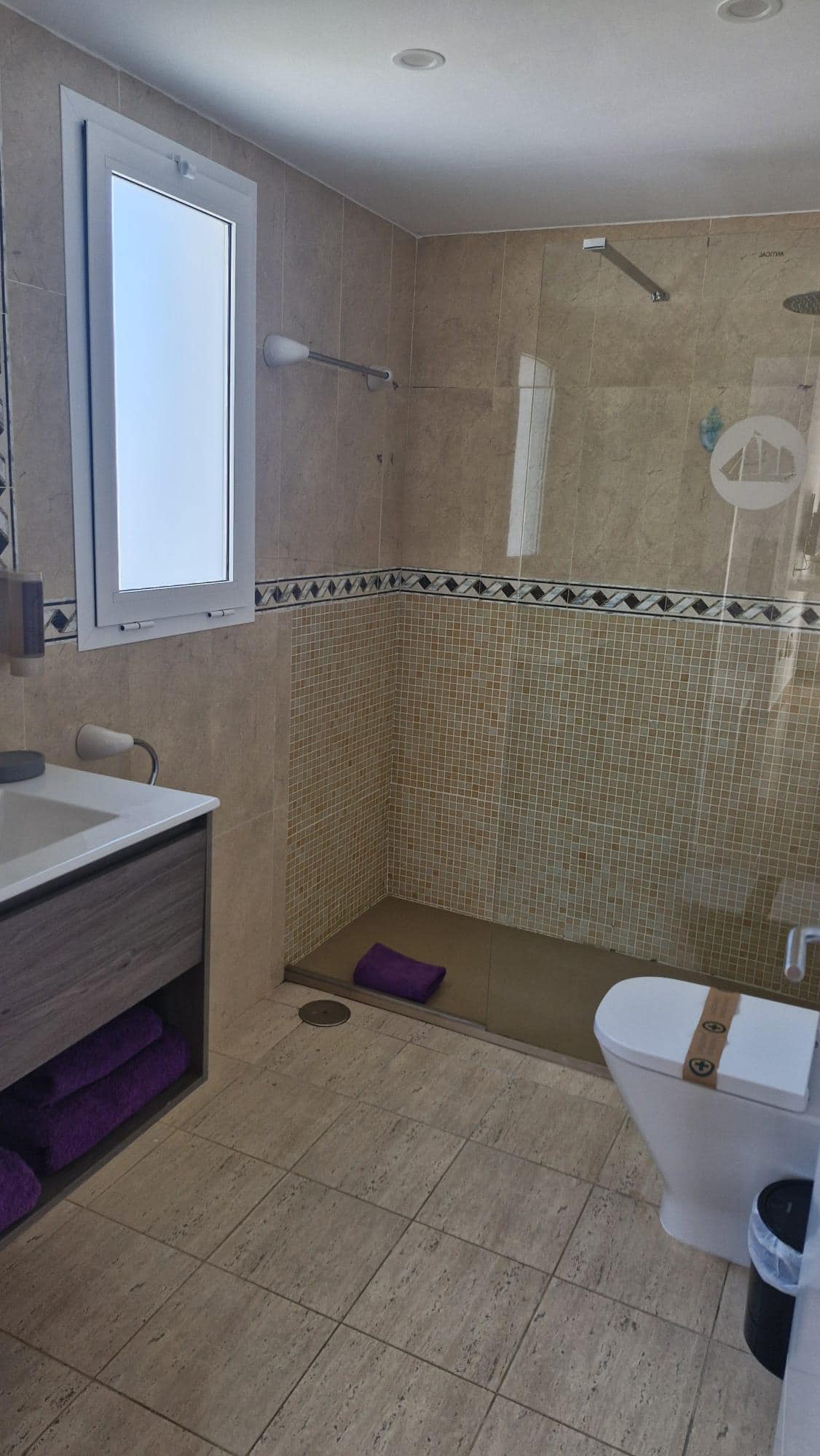 Toilettes et salle de bain avec des articles de bain offerts ce qui fut un petit plus 