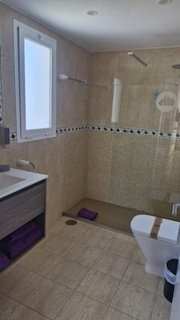 Toilettes et salle de bain avec des articles de bain offerts ce qui fut un petit plus