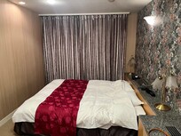 お部屋は1番安いプランでも広々として快適です。枕元に電源プラグが差し込めるところがないのが少し不便かも。