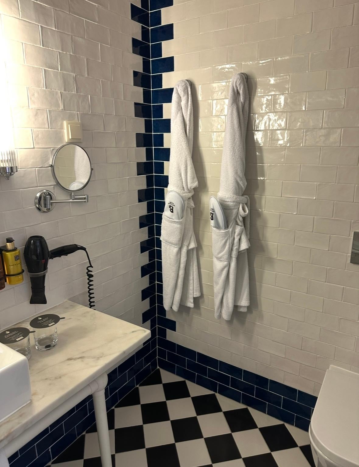 Spacious, well-equipped bathroom