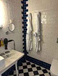 Spacious, well-equipped bathroom