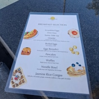 Carte du menu servi à table. Il y a aussi un buffet.