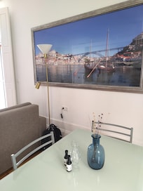 Essbereich mit Begrüßungsgeschenk und Infos