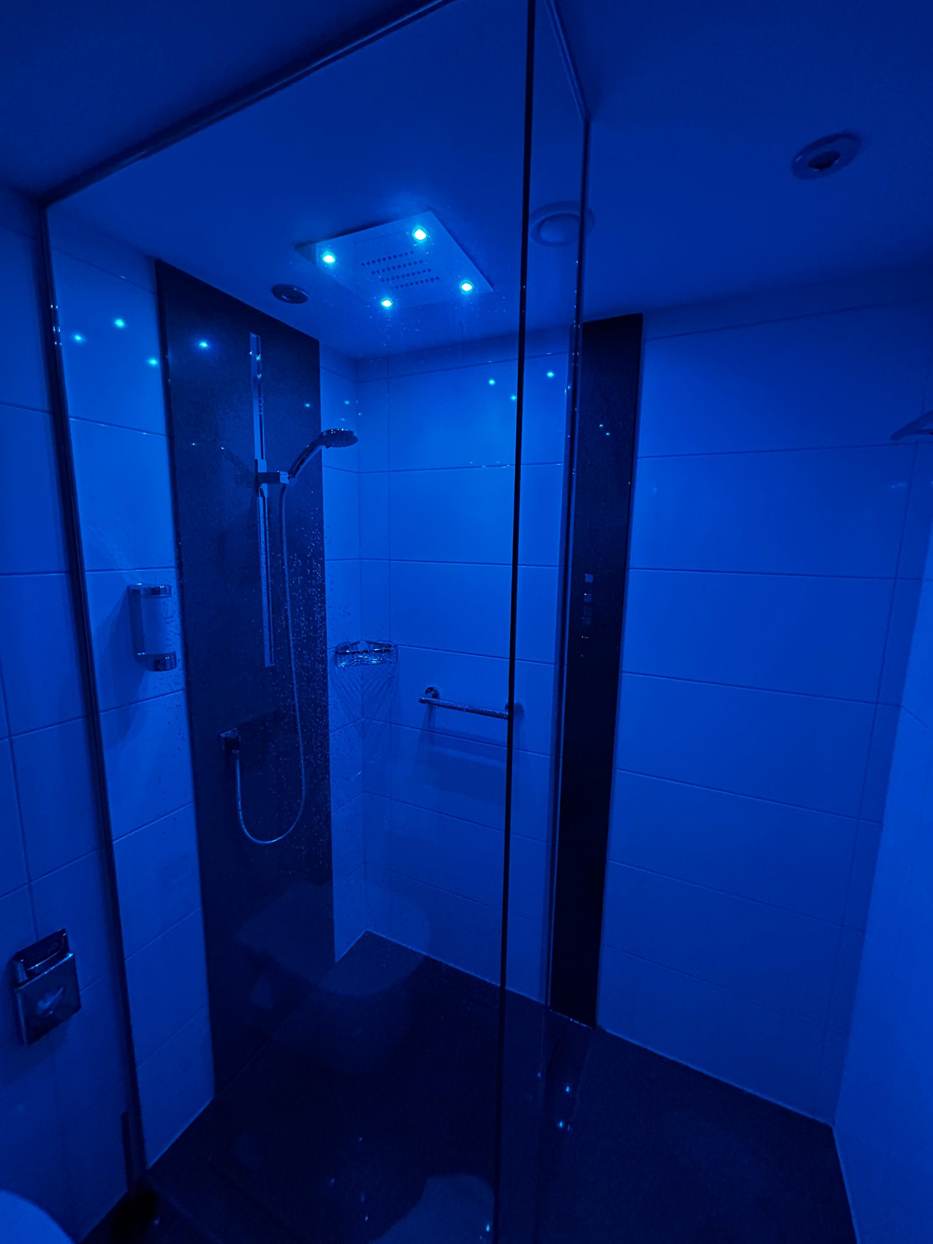 Dusche mit Ambientebeleuchtung 