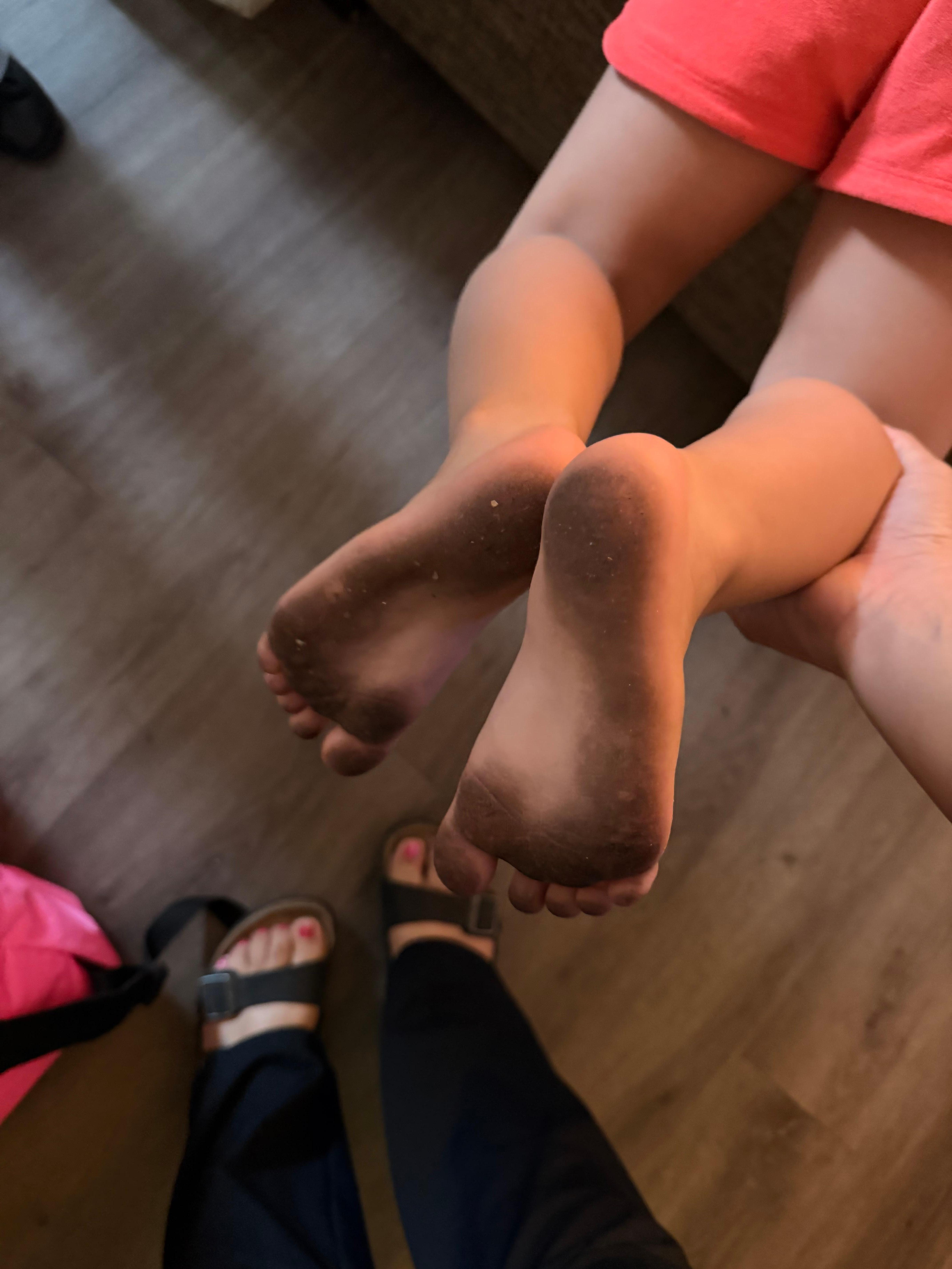 5 minutes barefoot in the room 