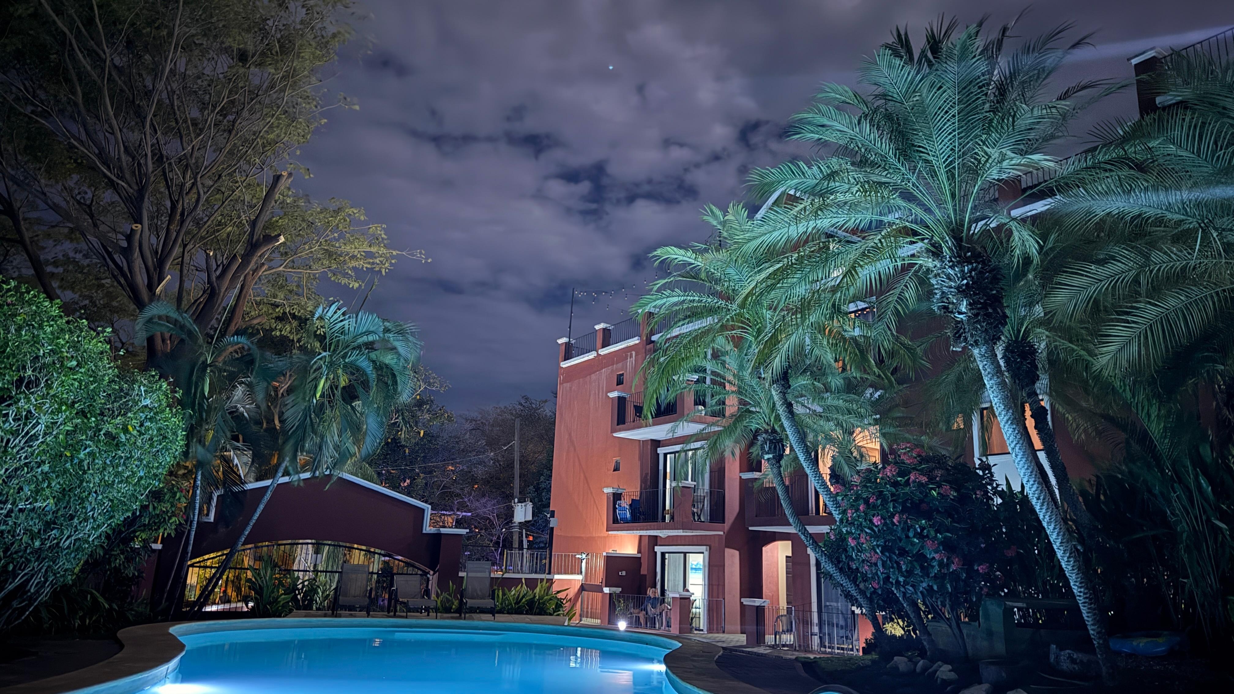 Relaxing evening around the pool. 