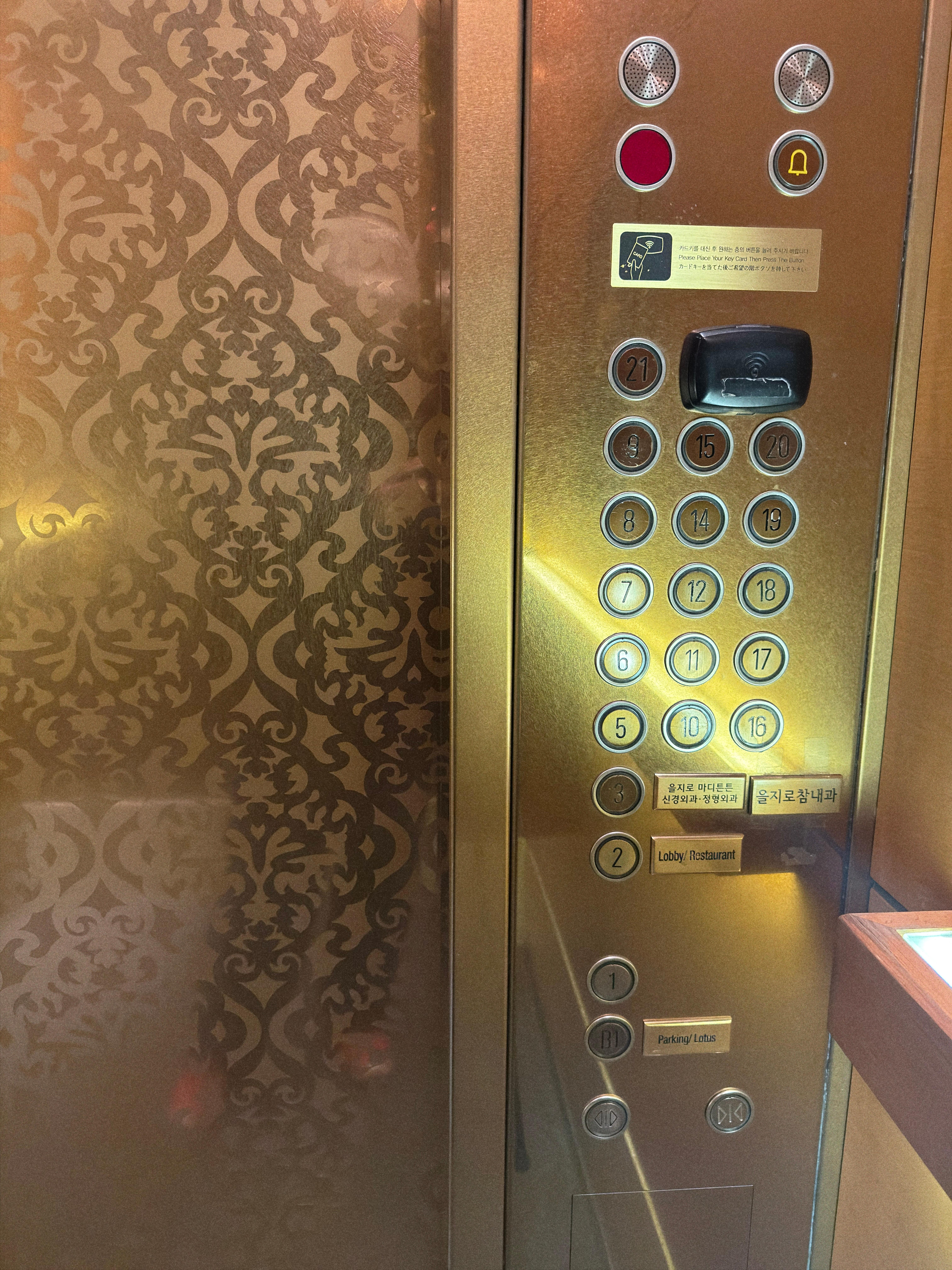 エレベーターはとても綺麗