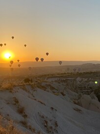 Can see hot air balloons from breakfast area