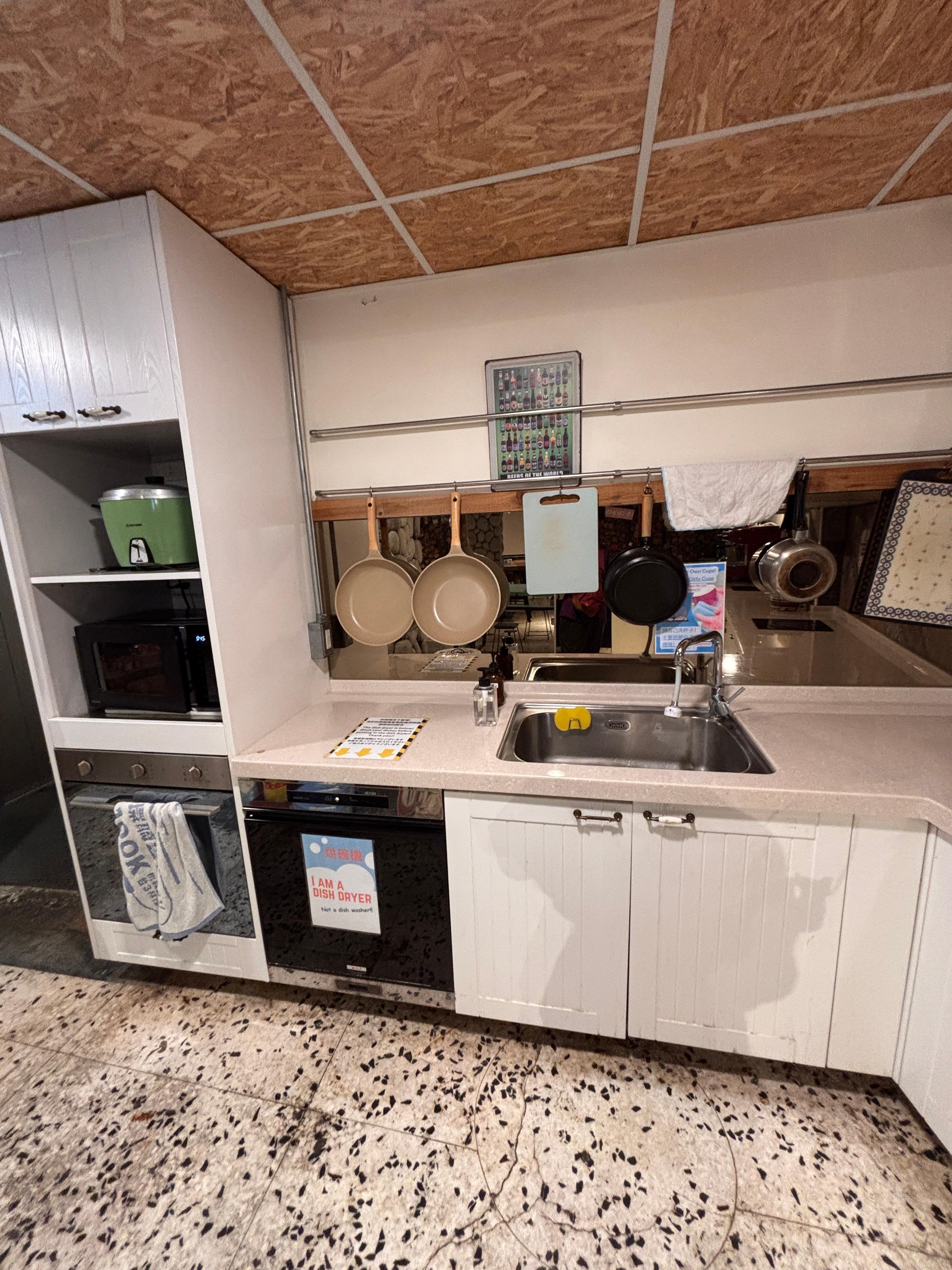 地下の共用スペースキッチン