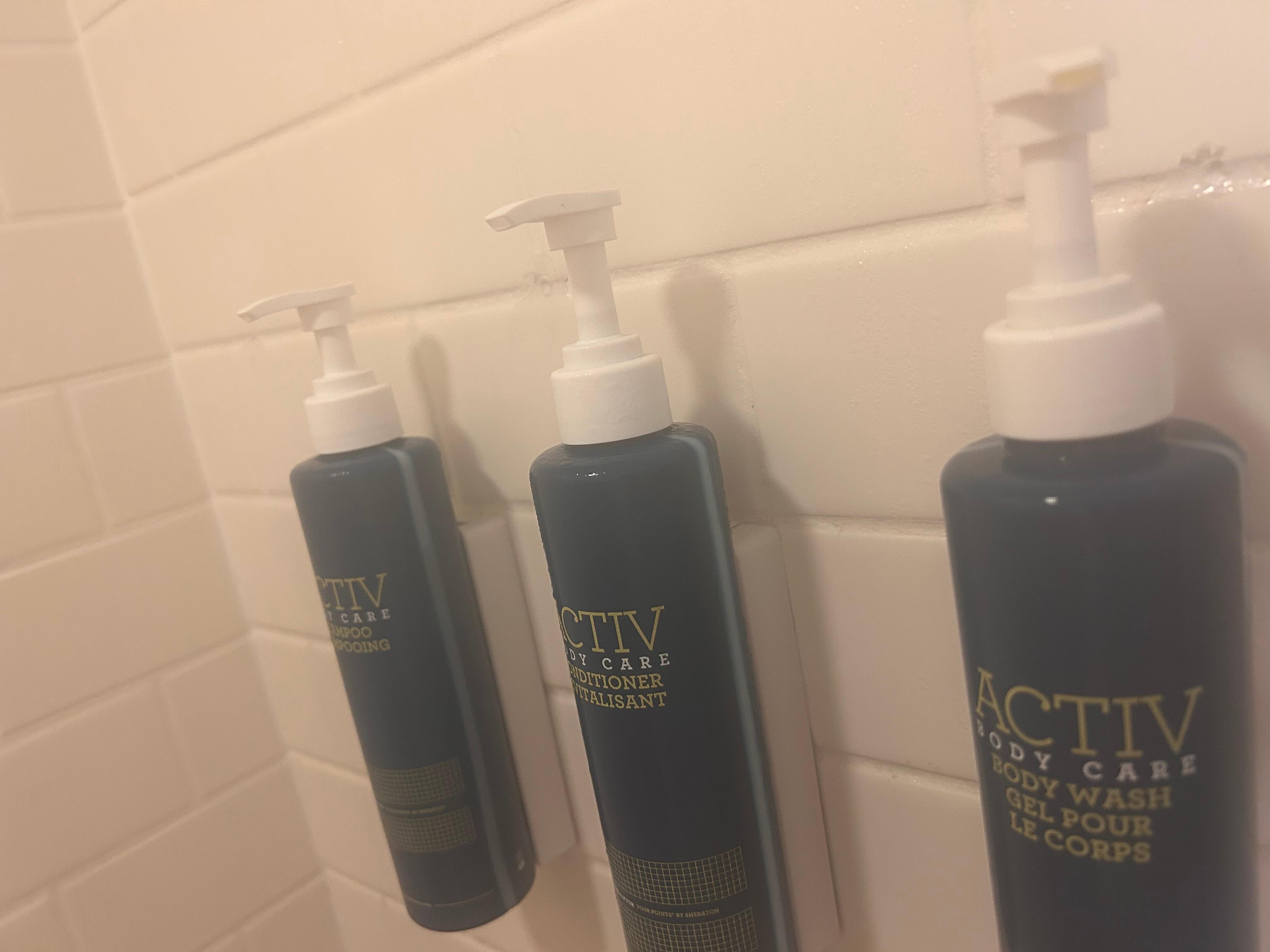 Shampoo conditioner y body wash estaban previamente utilizados 