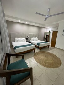 La habitación amplia y muy limpia.