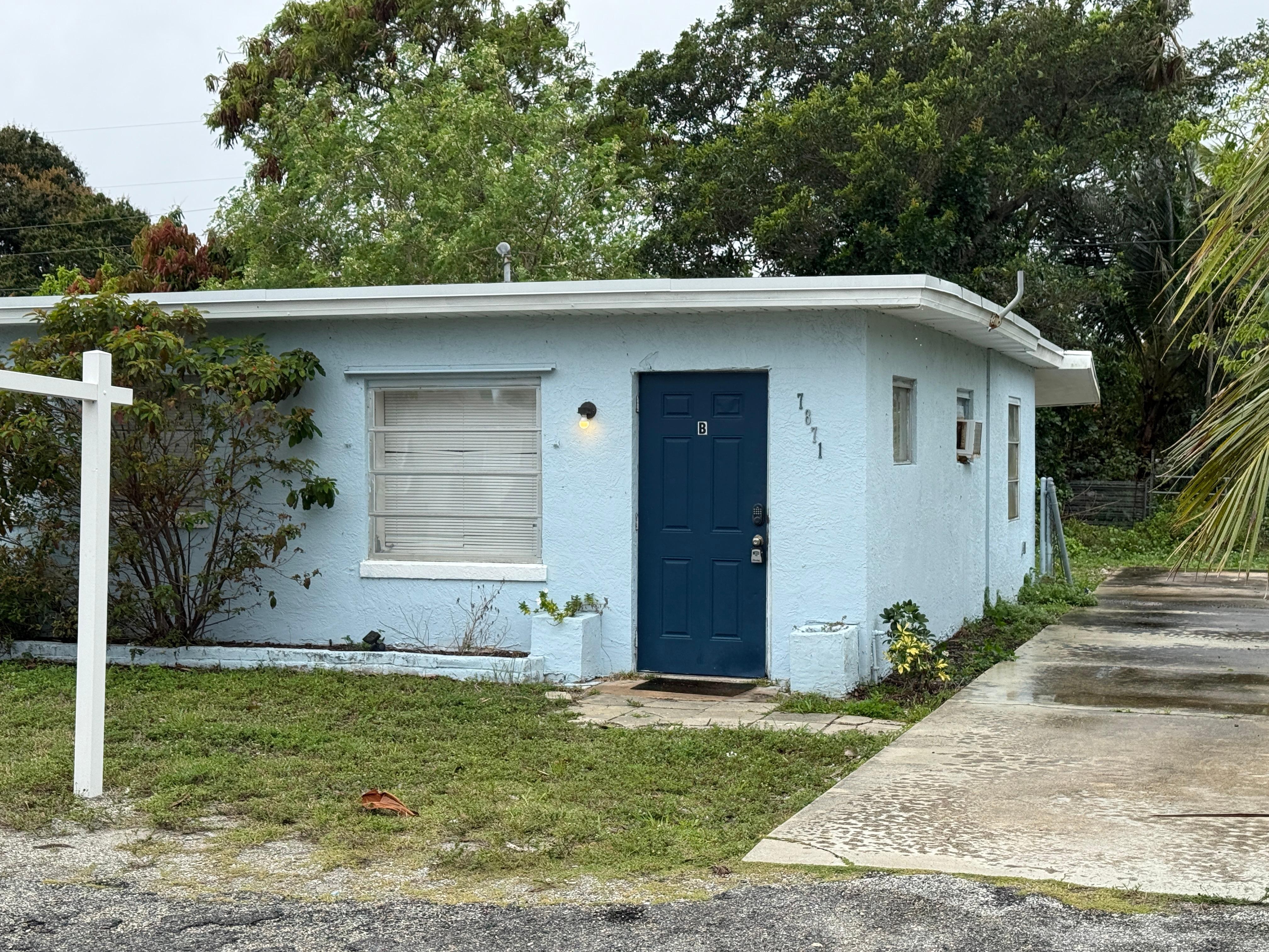 This is the unit. I never saw this picture on the website. Totally misrepresented.