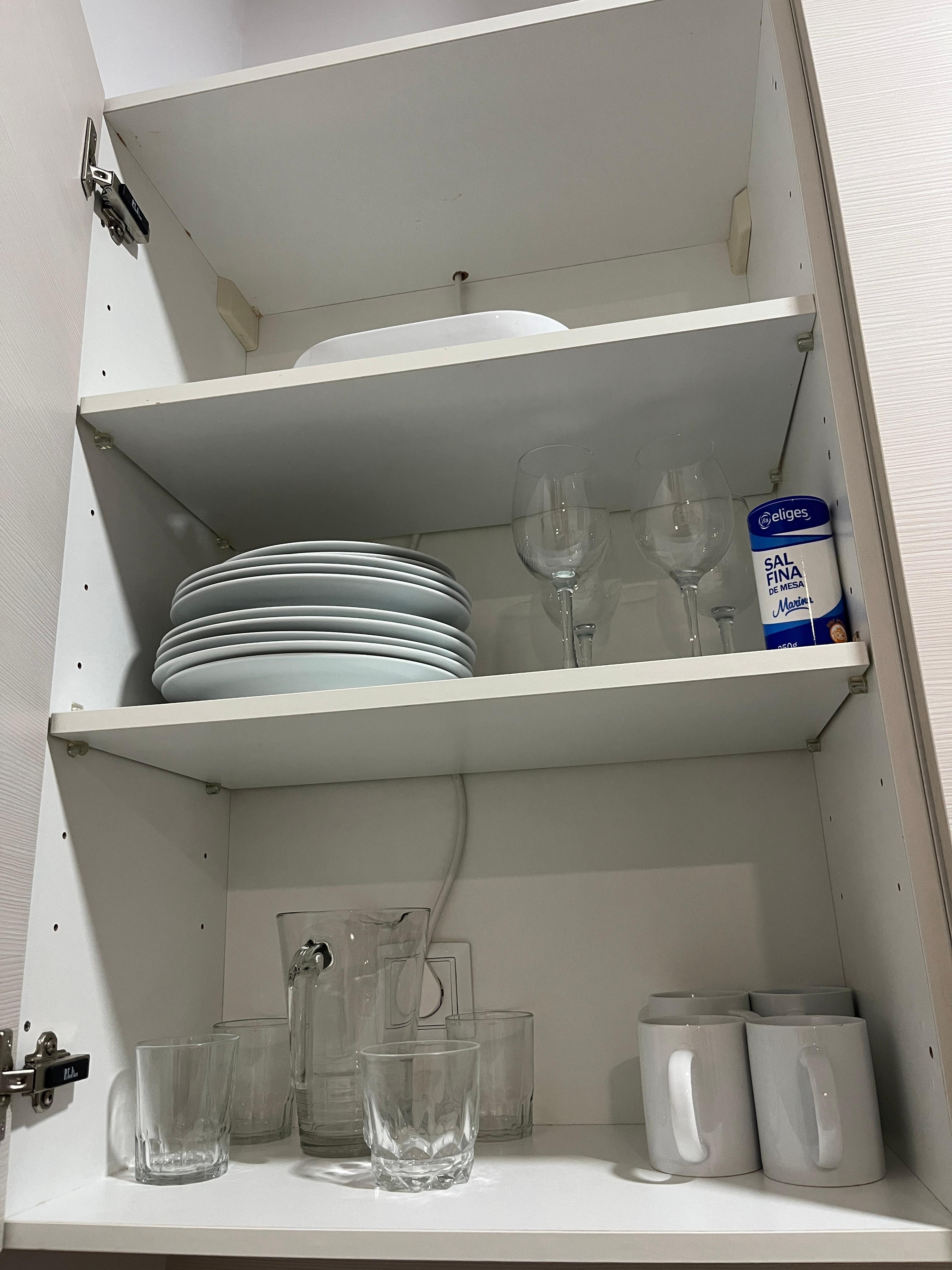 食器、カ  トラリー、鍋など揃っていました