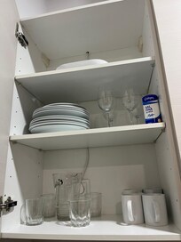 食器、カトラリー、鍋など揃っていました