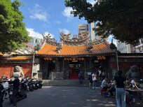 市場の中の寺院