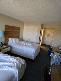 2 queen room (city view)