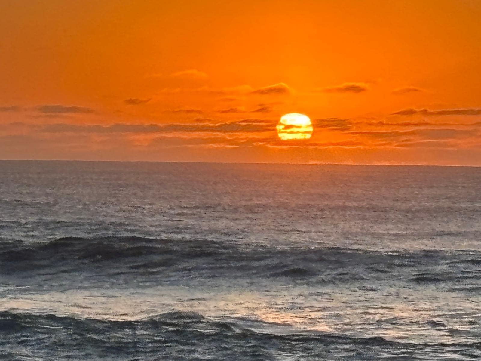 tegen zonsondergang lopen we naar de haven en zien de zon ondergaan in de oceaan
