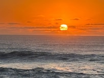 tegen zonsondergang lopen we naar de haven en zien de zon ondergaan in de oceaan