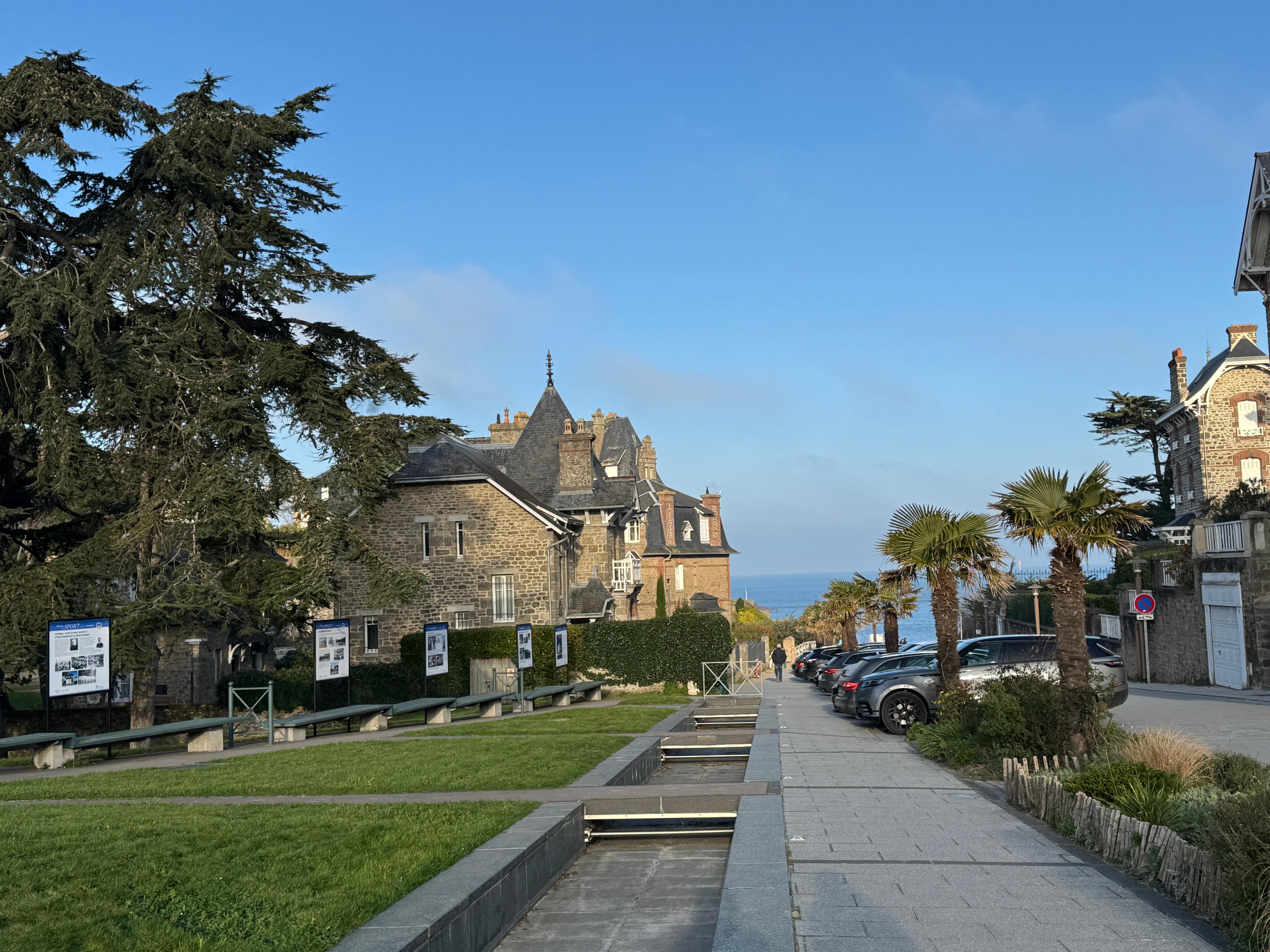 Weg zum Strand St. Enogat. 