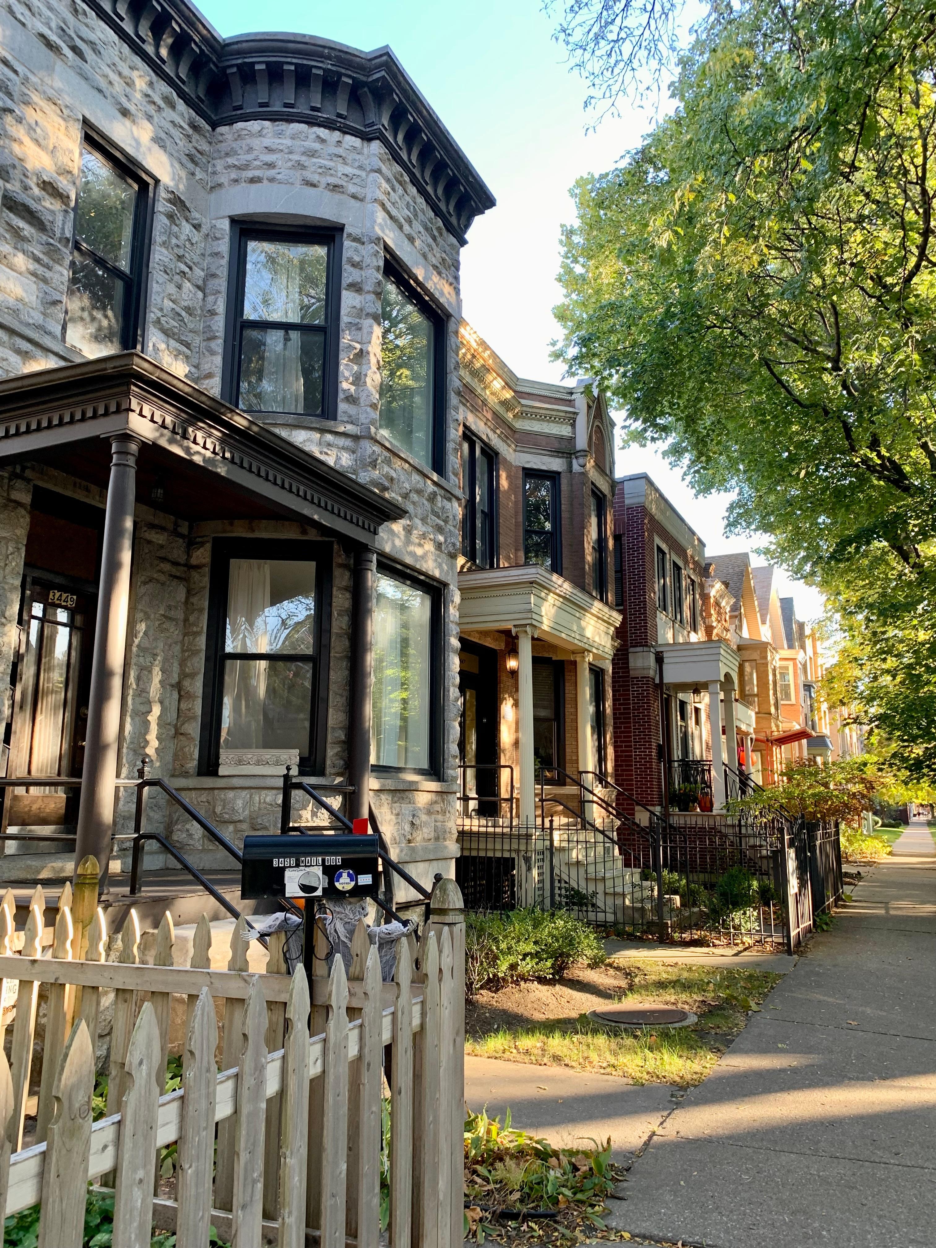 Roscoe Village homes on street guests will stay. 