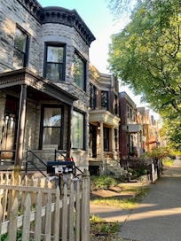 Roscoe Village homes on street guests will stay.