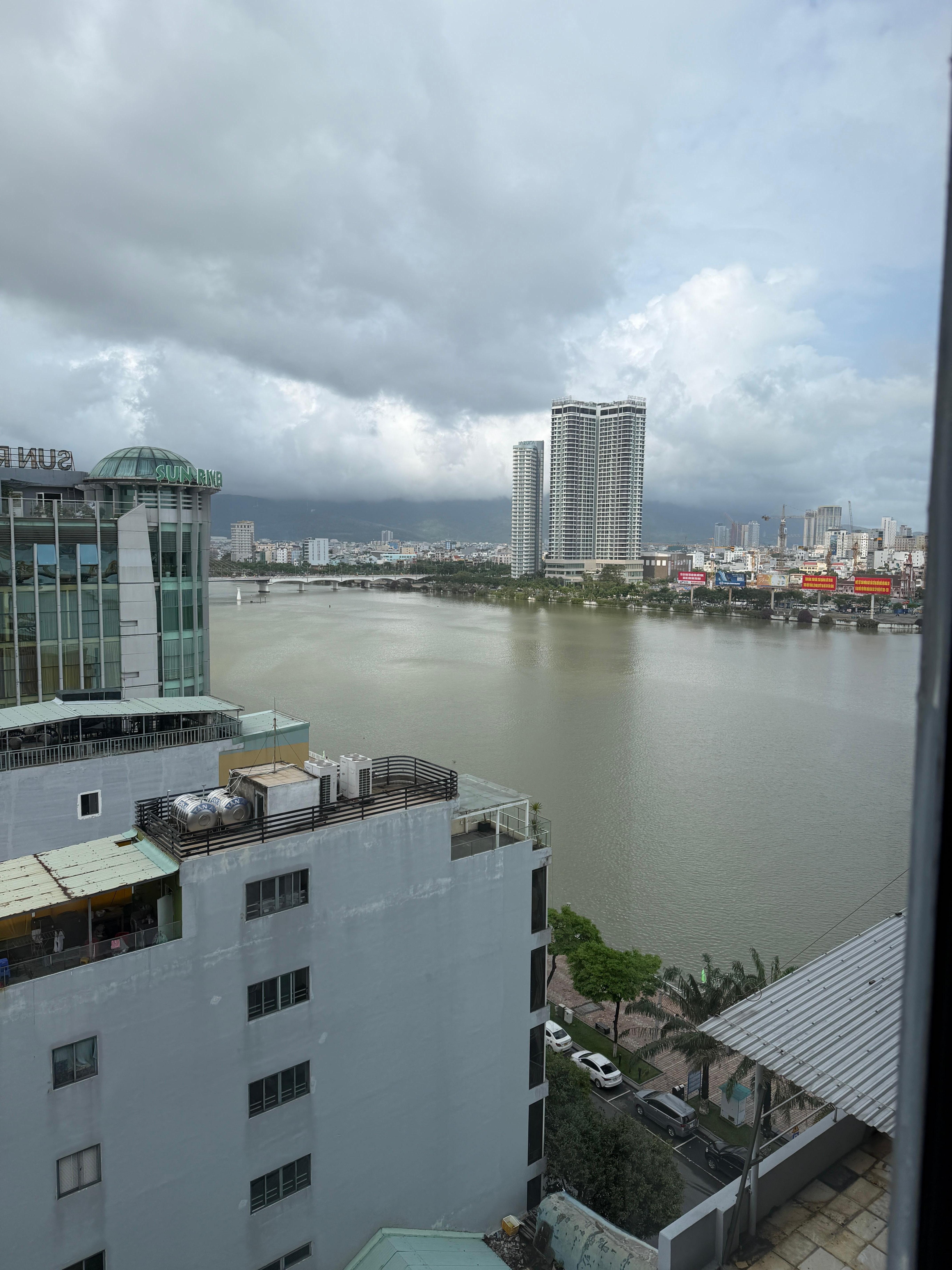 リバービューではありますが、ドラゴンブリッジとは反対側でした