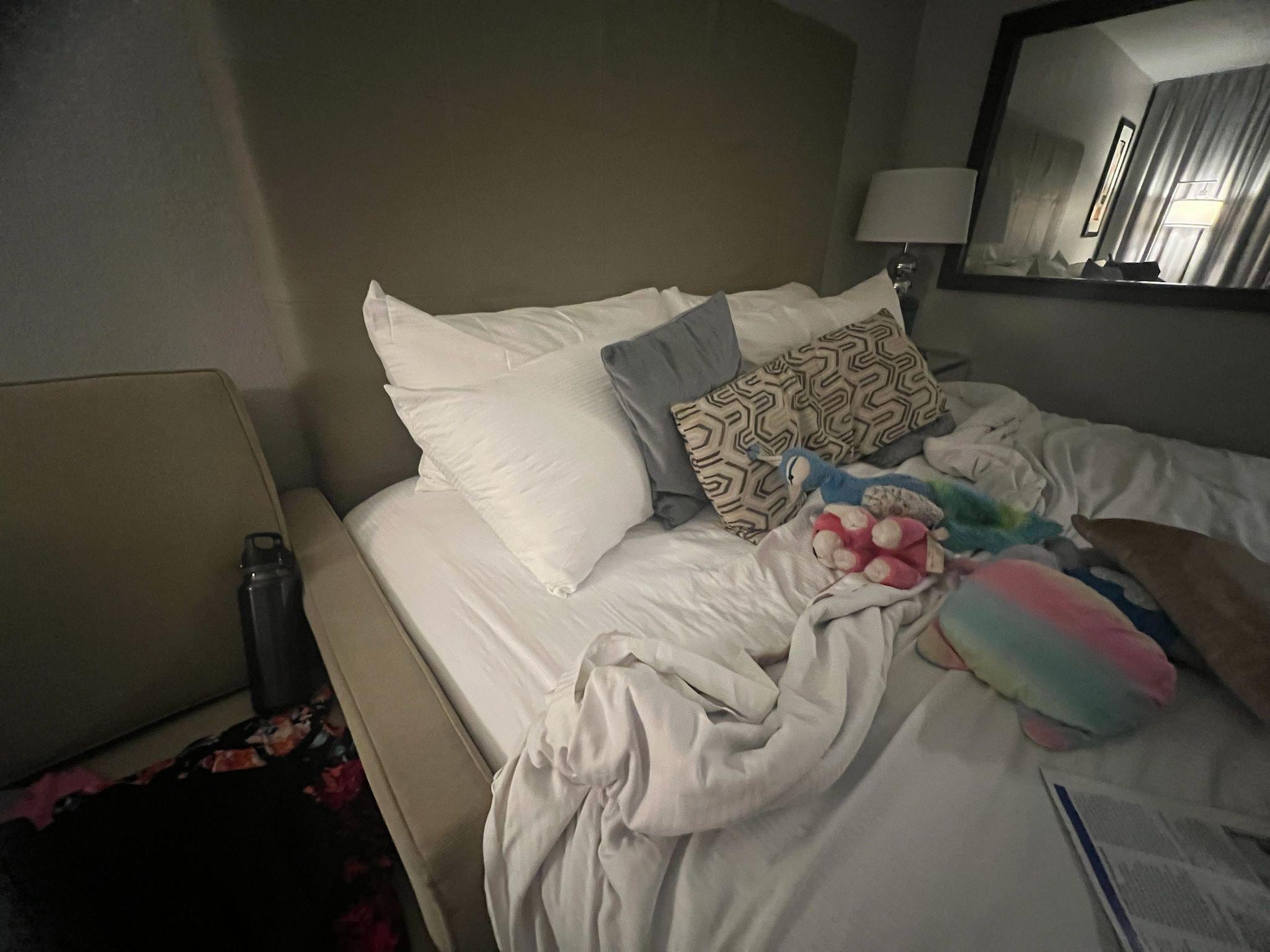 No side table on both side of the table with lamps as shown in the photos