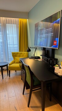 Room with street view