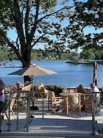 Fantastisk terrass vid vattnet att äta middag och frukost på.