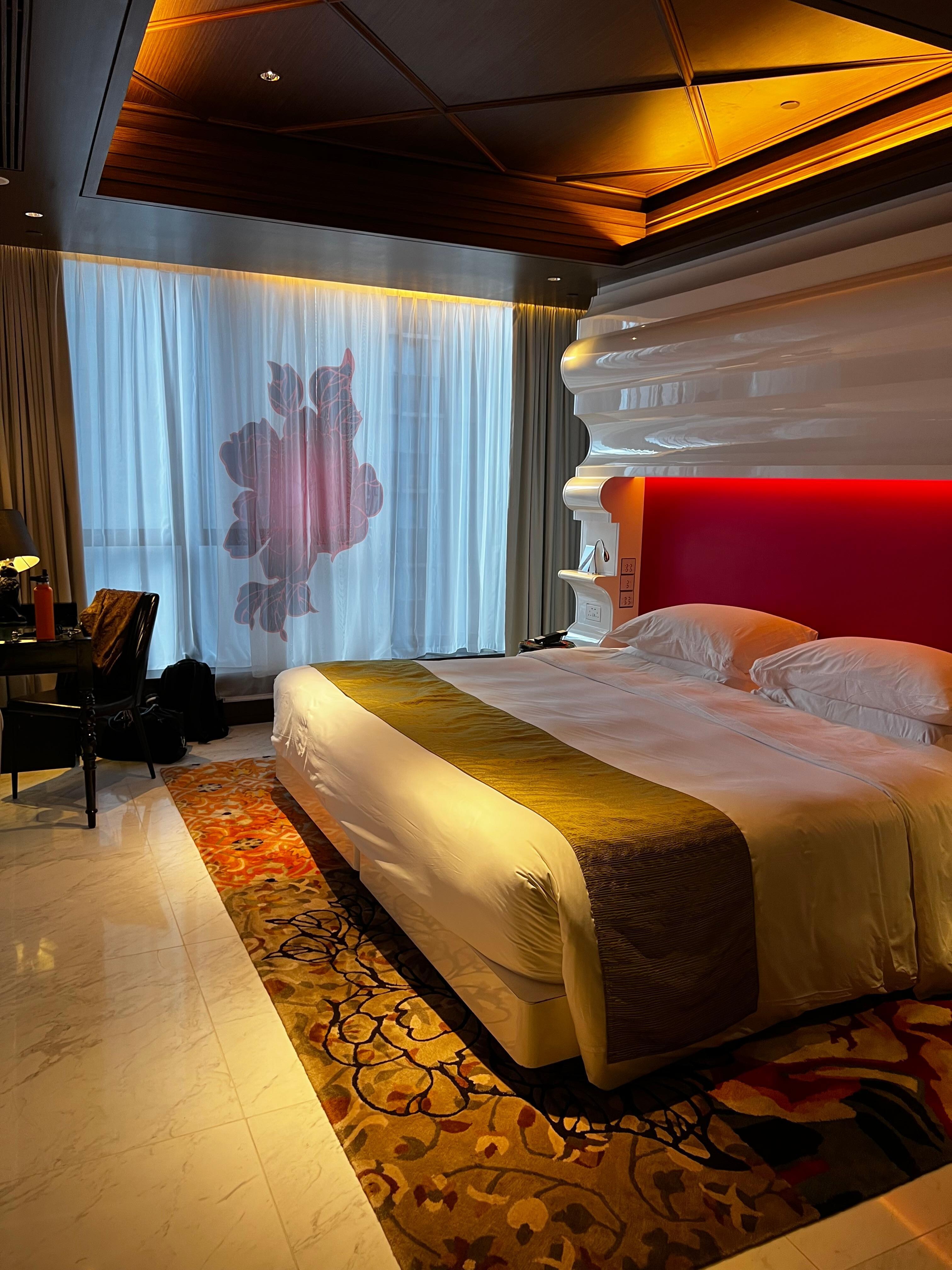 Full moon room
