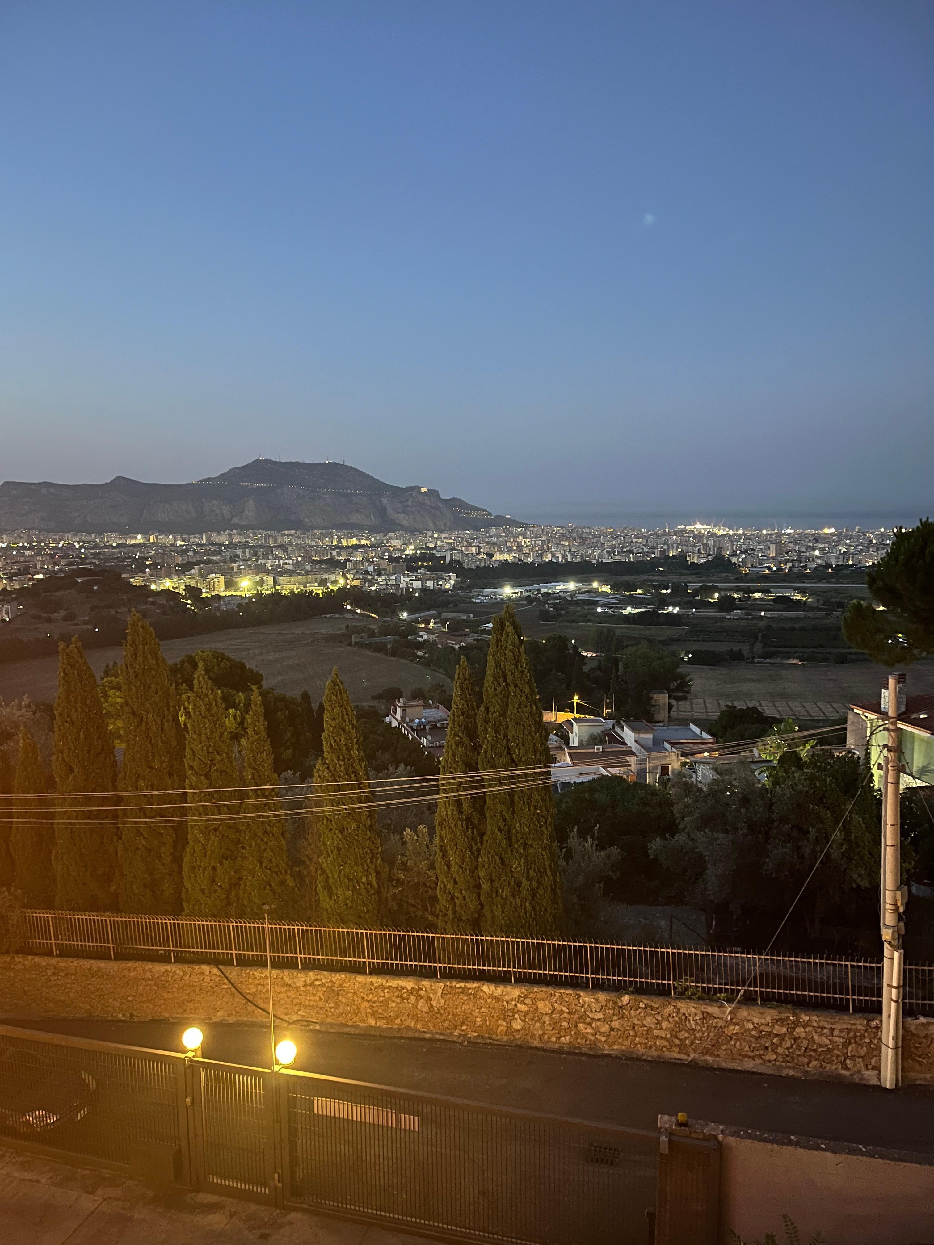 Utsikt fra balkongen på kvelden