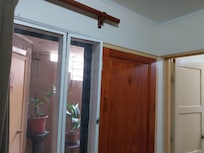 La puerta de entrada y el acceso al baño. La ducha era muy buena.