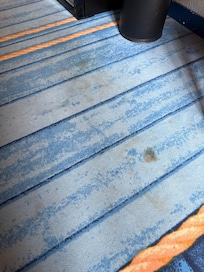 Cela ne devrait jamais ce produire lors du ménage il devrait informer immédiatement que la chambre n’est pas digne.