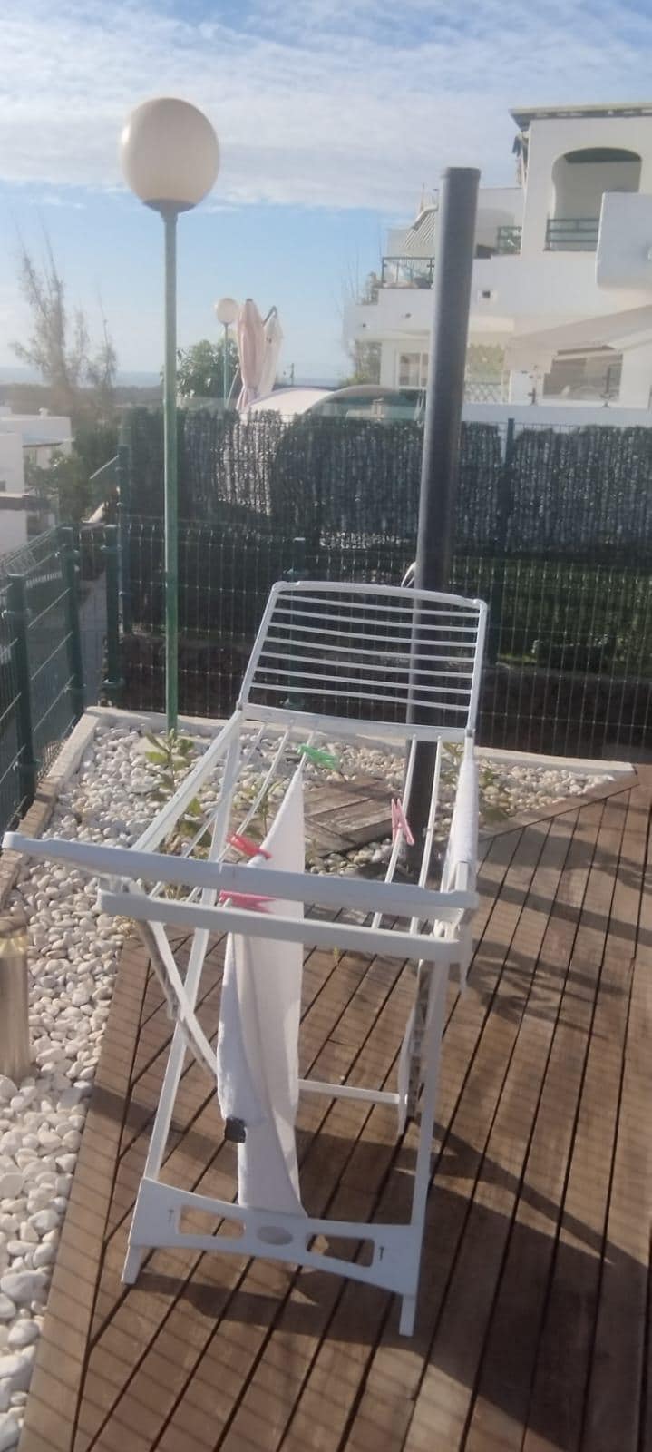 Aussendusche mit Unkraut und ohne Brausekopf. Tropft Tag und Nacht. War so nicht nutzbar.