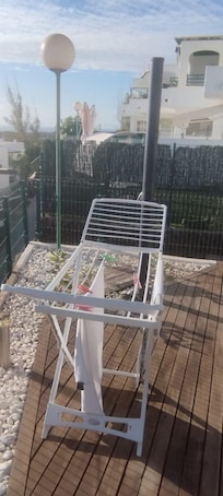 Aussendusche mit Unkraut und ohne Brausekopf. Tropft Tag und Nacht. War so nicht nutzbar.