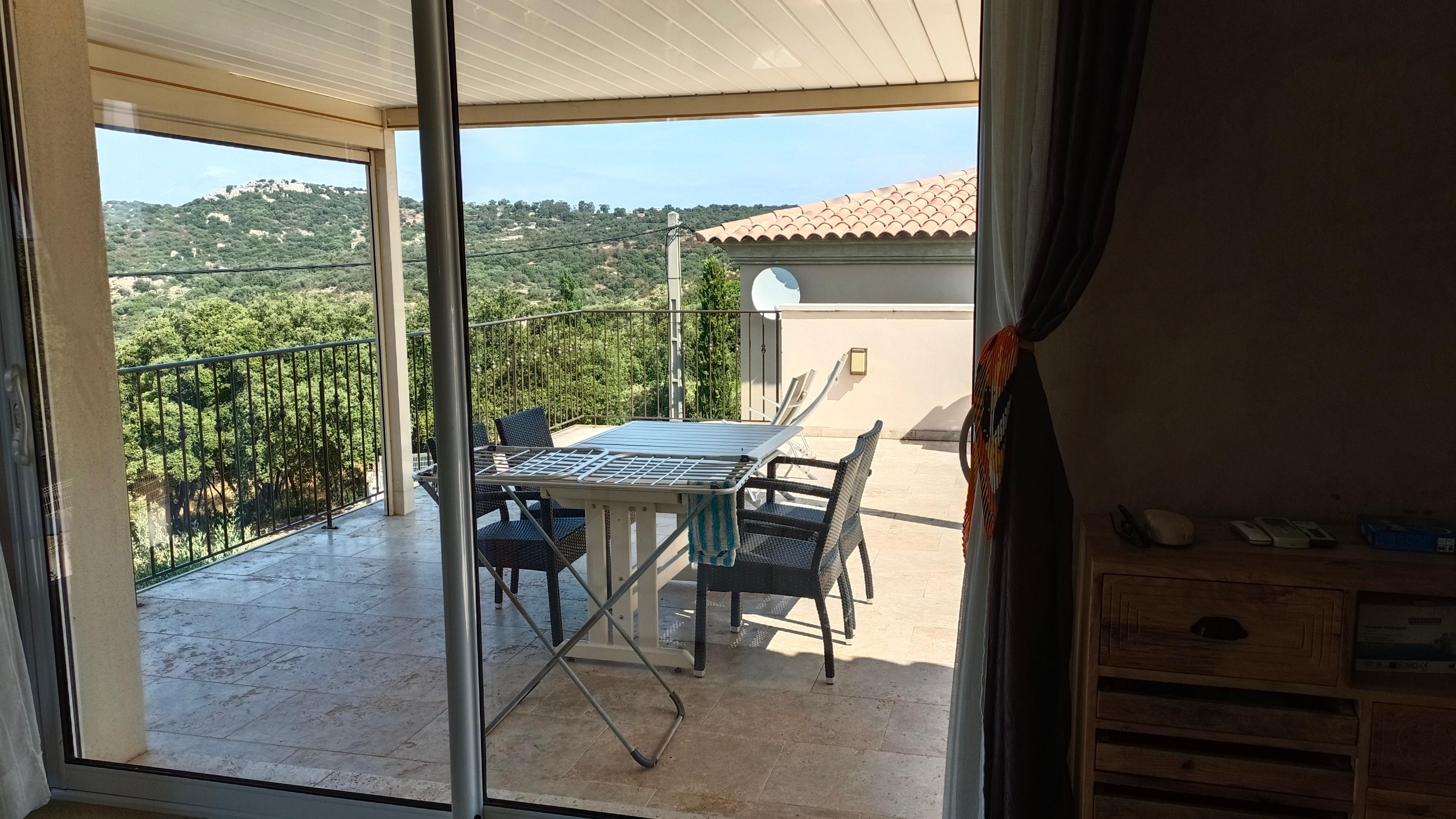 Vue sur la terrasse depuis la pièce de vie
