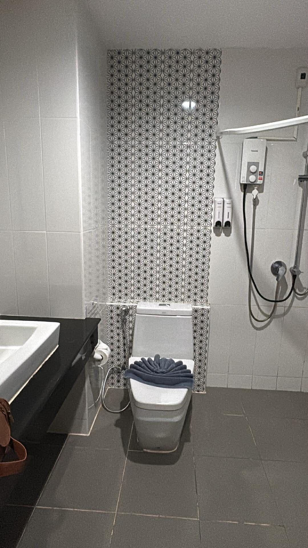 Ceci était la deuxième chambre qui m’ont changé et m’ont chargé un supplément pour être dans une chambre qui était plus acceptable… remarque pas de rideau de douche 